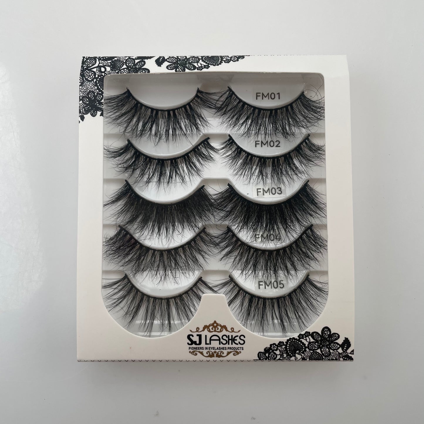 The Royalty 5D Mink Defined Lashes (Light Volume)
